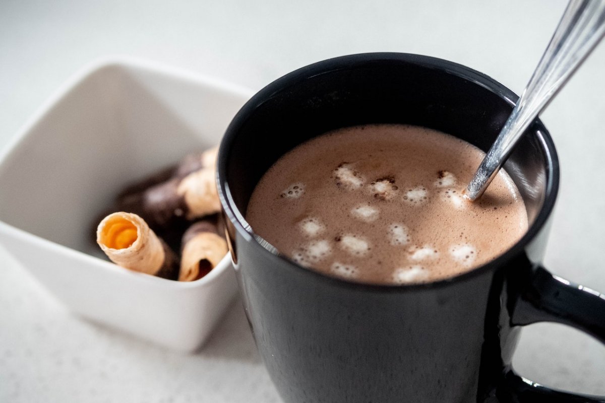 Врач Пономарева: привычка пить какао поможет гипертоникам в контроле давления