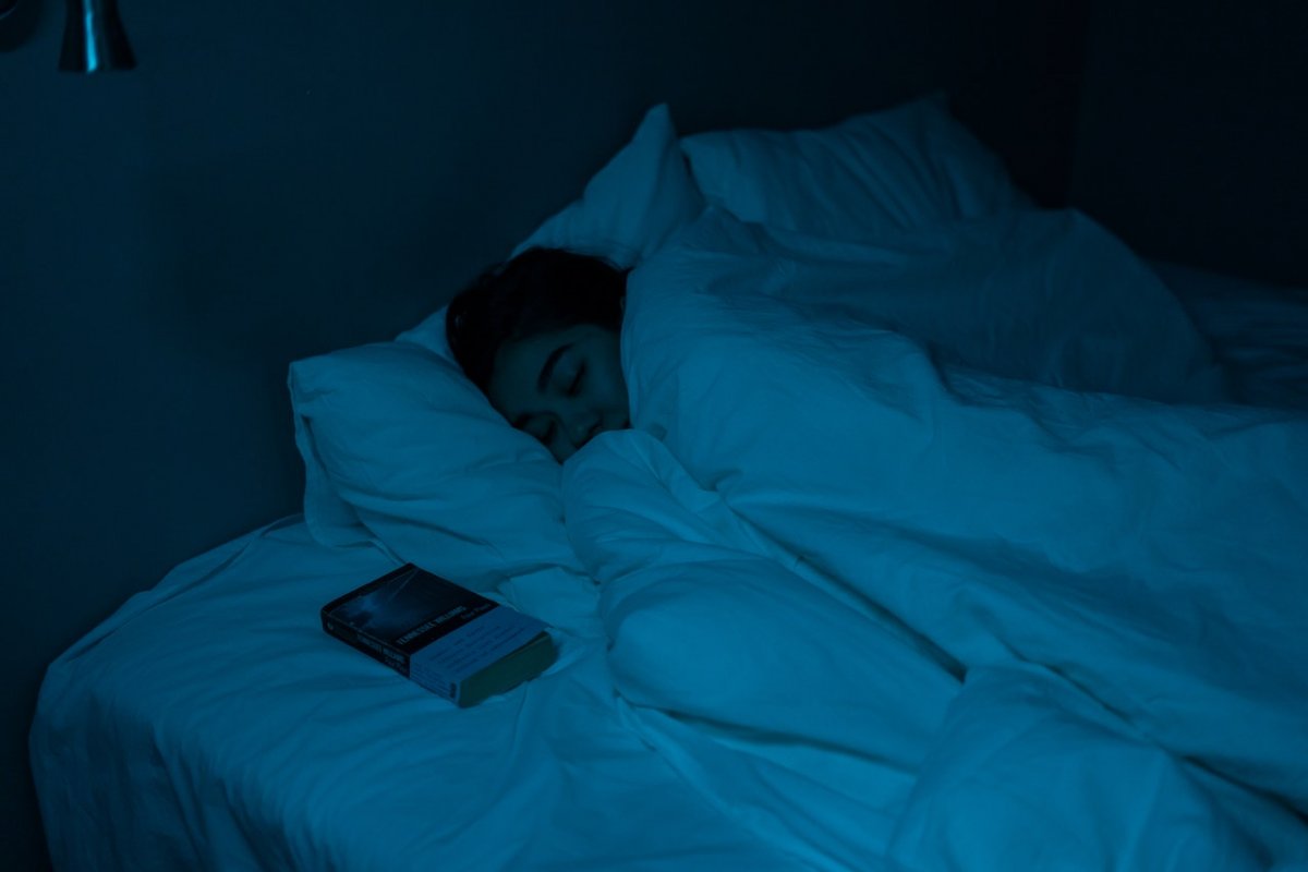Бессонница: может ли чтение книги перед сном улучшить ночной сон?