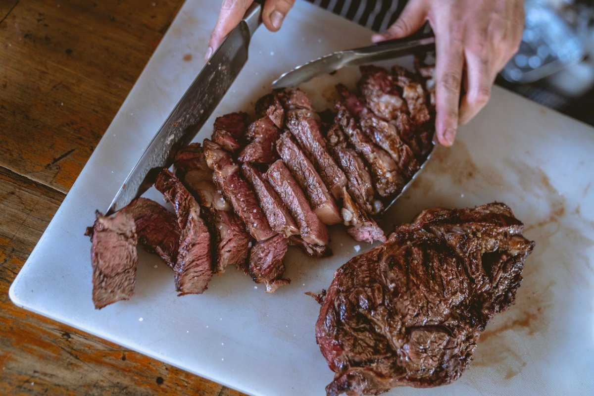 Пожилые люди должны сократить потребление красного мяса — вызывает закупорку артерий