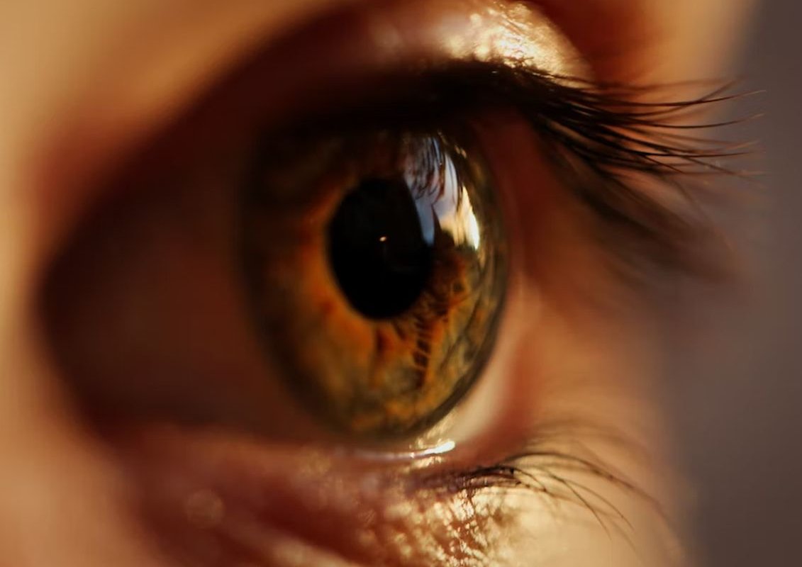 «Мозаичные» белые пятна в зрении говорят о глазной мигрени: что это за явление?