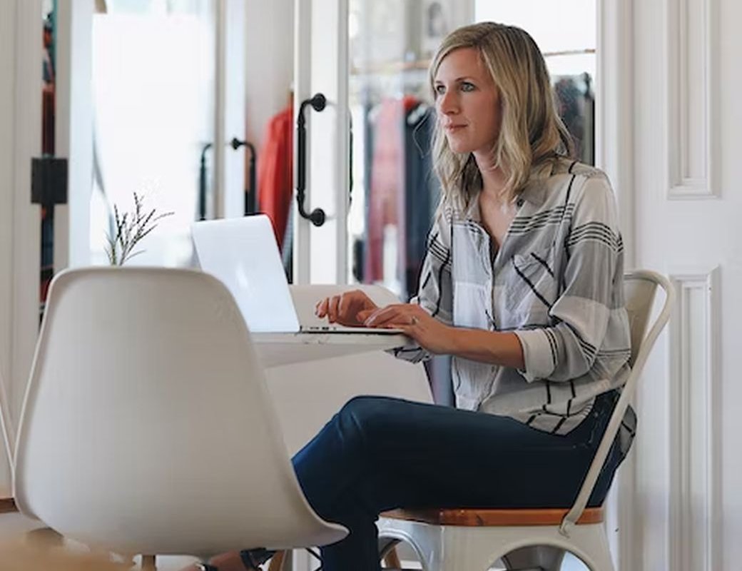 женщина сидит на стуле