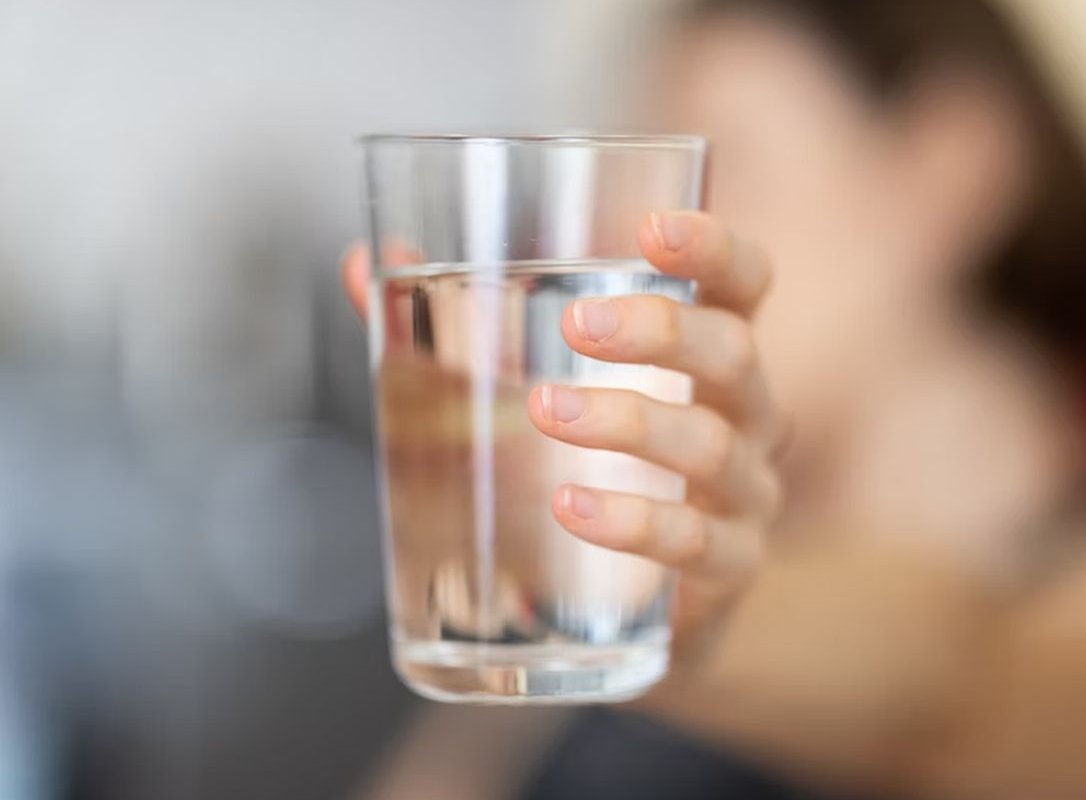 Некоторым людям не стоит запивать еду водой: врач Тихомирова