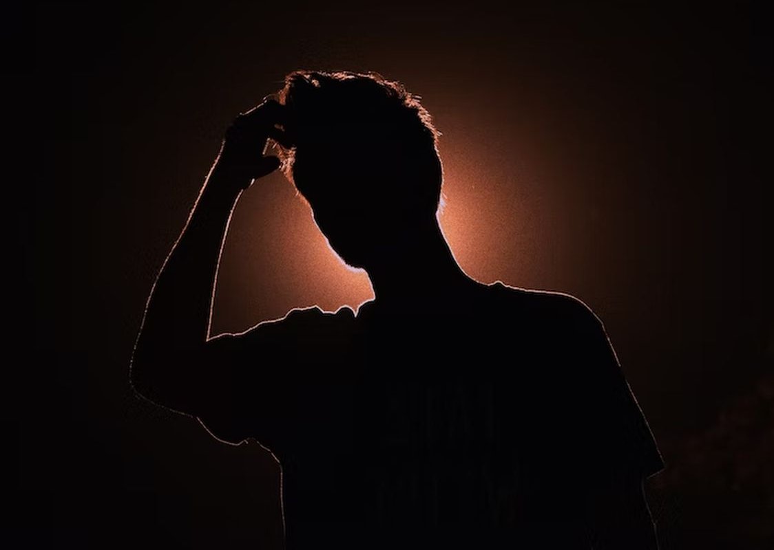 держаться за голову