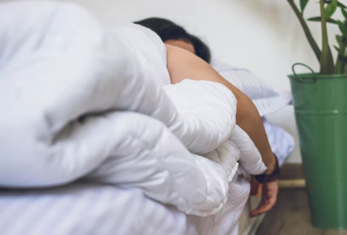 человек спит в постели