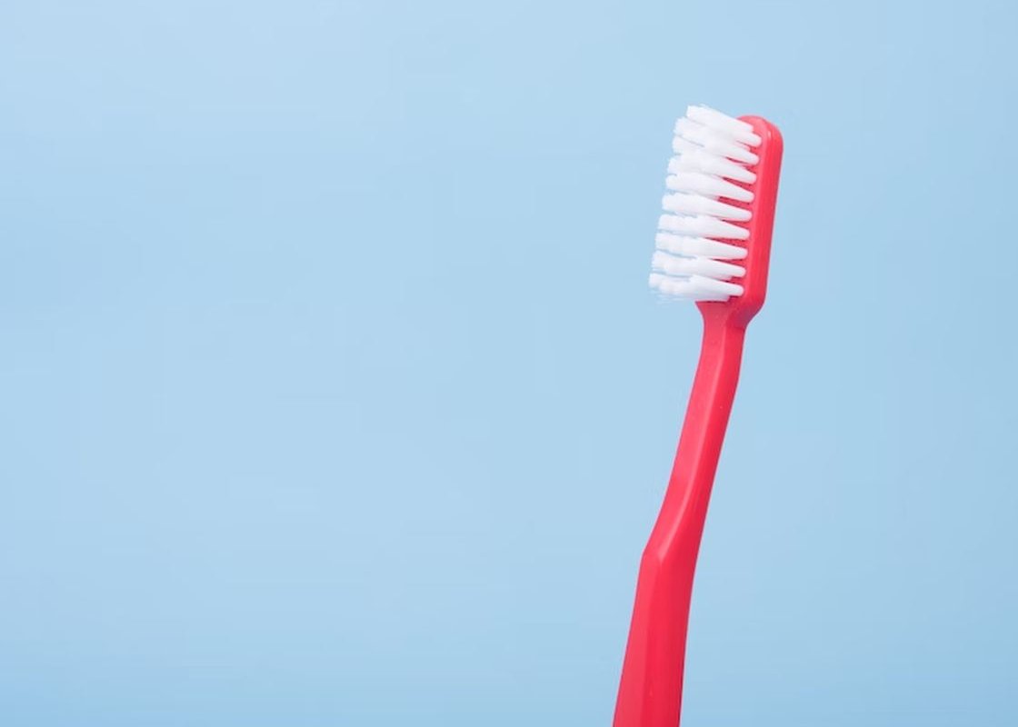 Стоматолог Лосев рассказал, как часто нужно менять зубную щетку