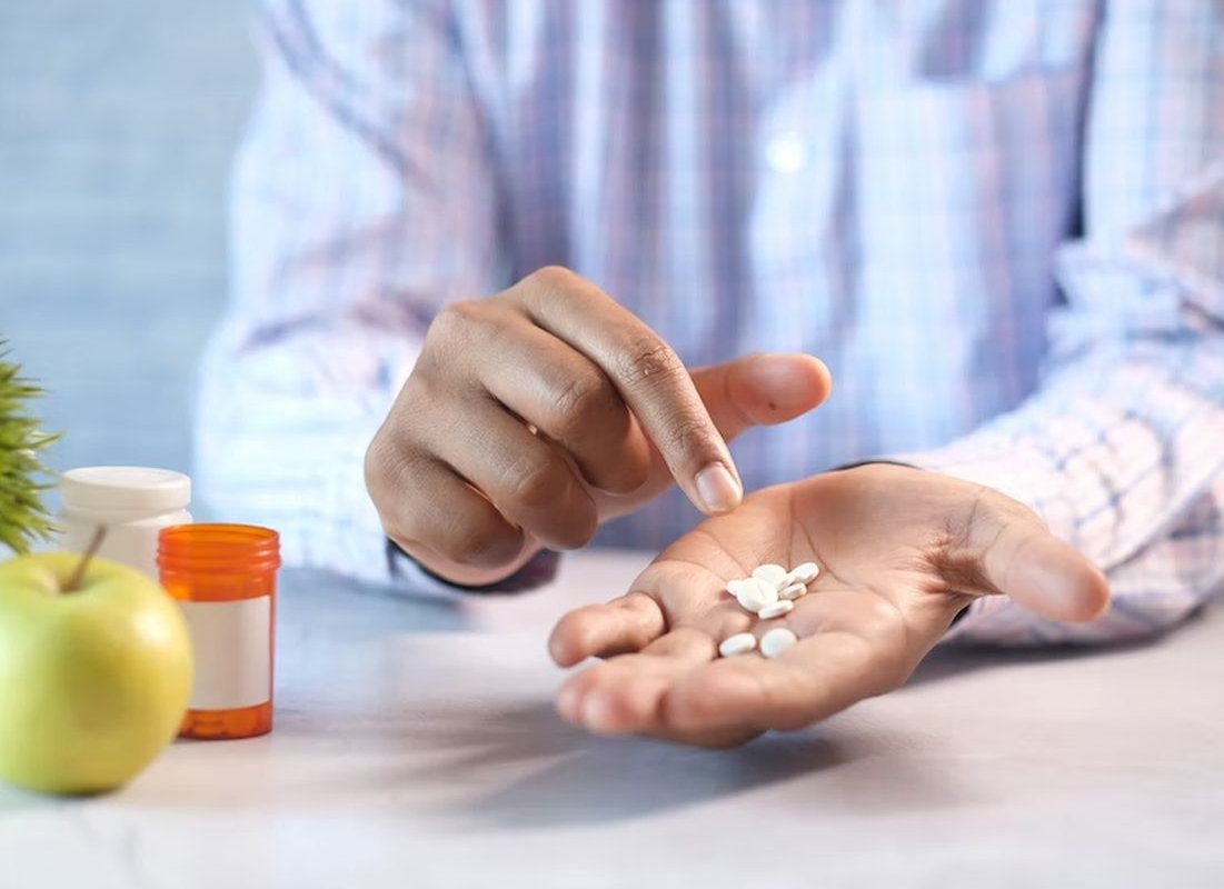 таблетки в руке