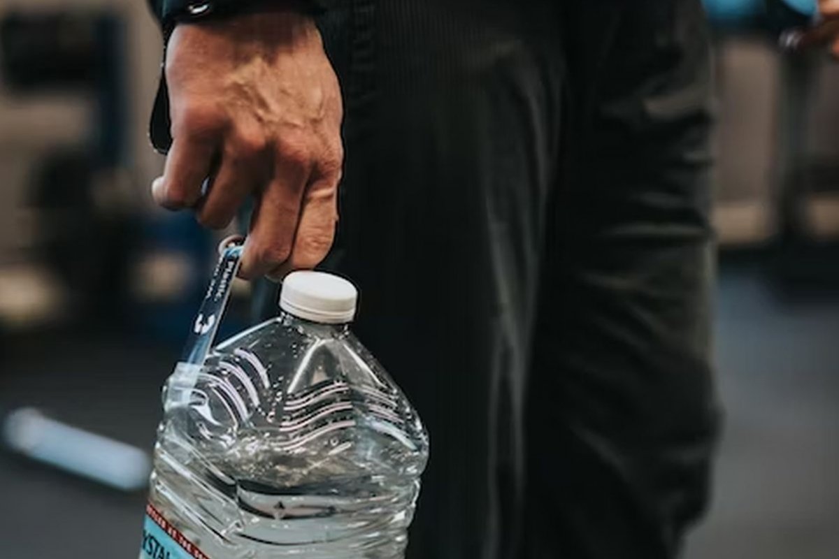 бутылка воды в руке