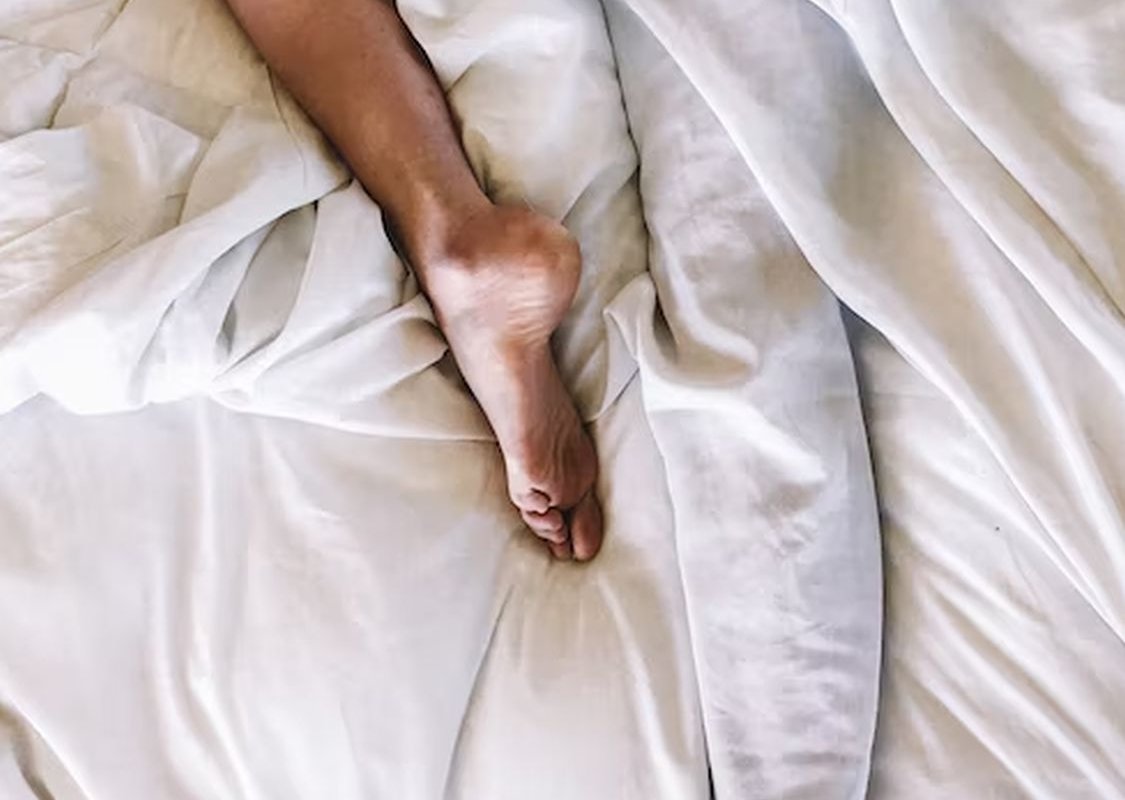 нога в постели