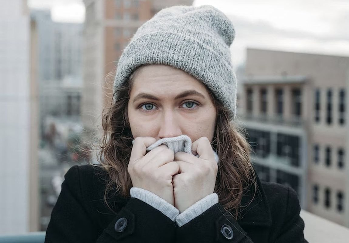 женщина замерзла