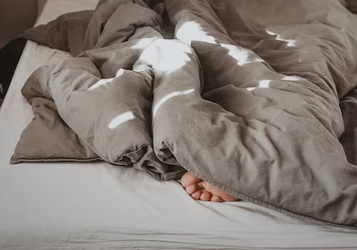 нога в постели