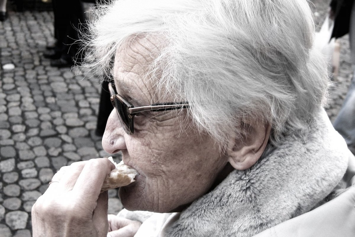 Невролог Алехина: деменцию можно распознать по тому, как человек есть