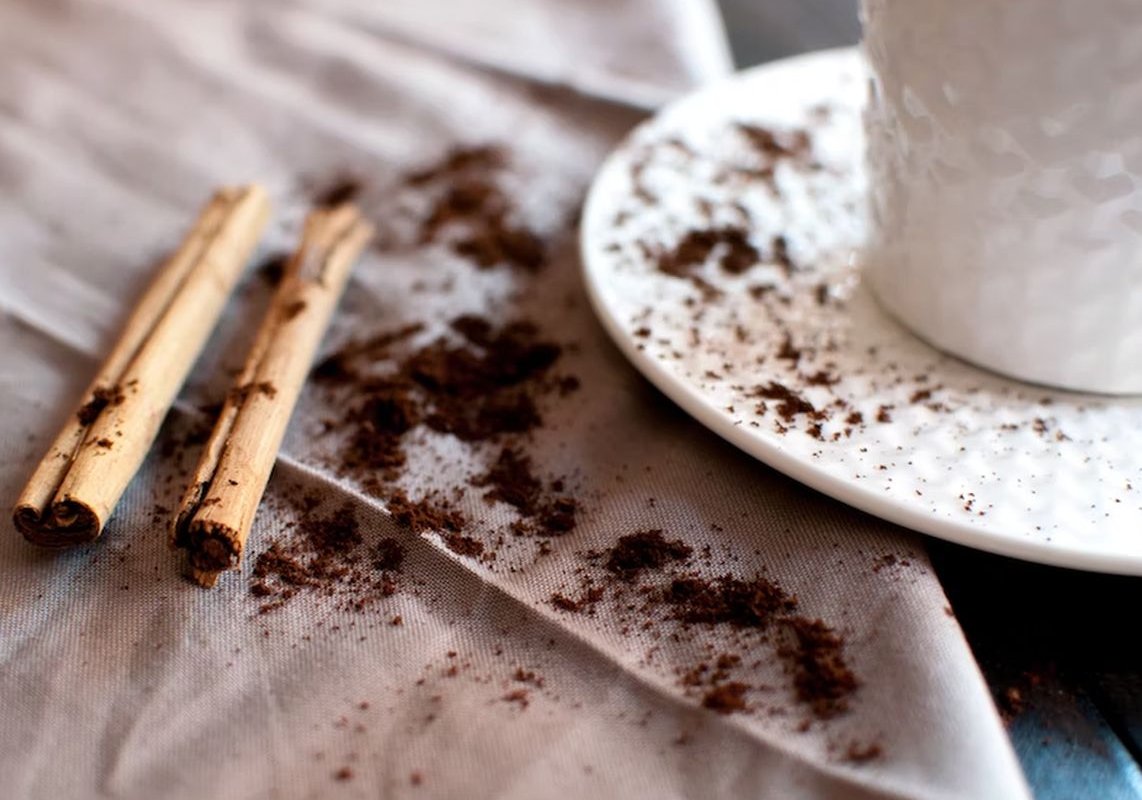 Добавление корицы в кофе помогает контролировать сахар в крови и аппетит