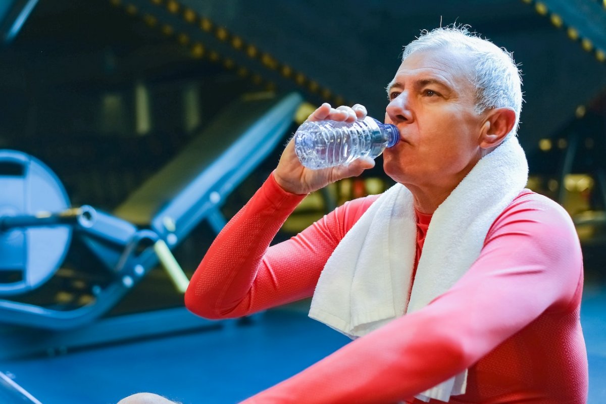 Замедляйте старение, выпивая достаточное количество жидкости каждый день