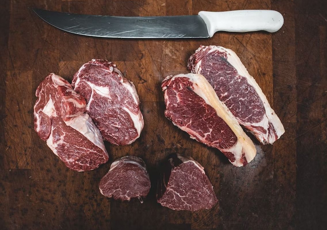 Диетолог Дюваль: есть красное мясо нужно не часто из-за риска онкологии