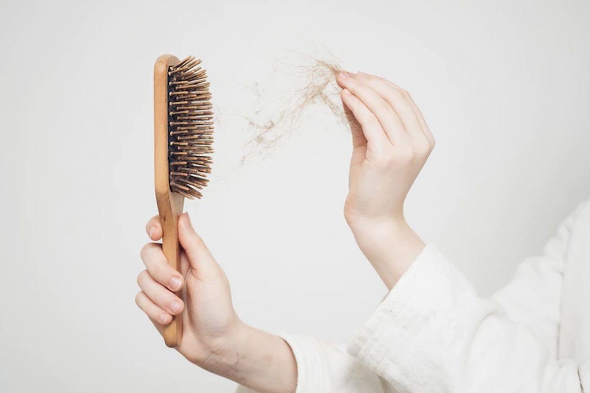 На выпадение волос влияют три ключевые причины