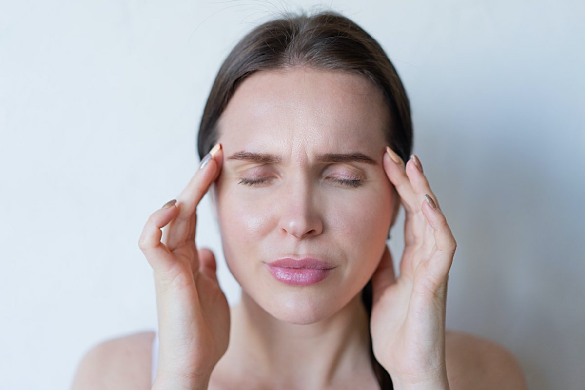 Сильная головная боль, возникающая без причины, может предшествовать инсульту