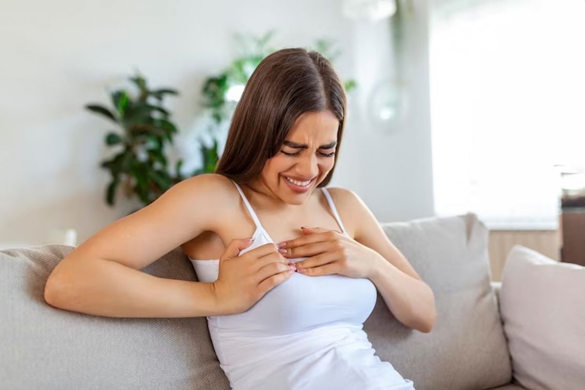 Почему у женщин может возникать боль в молочных железах: врач Мясников
