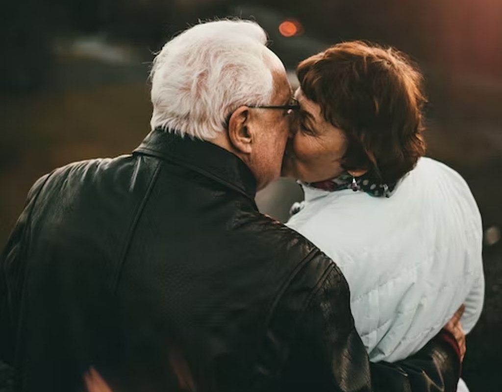 поцелуй пожилой пары