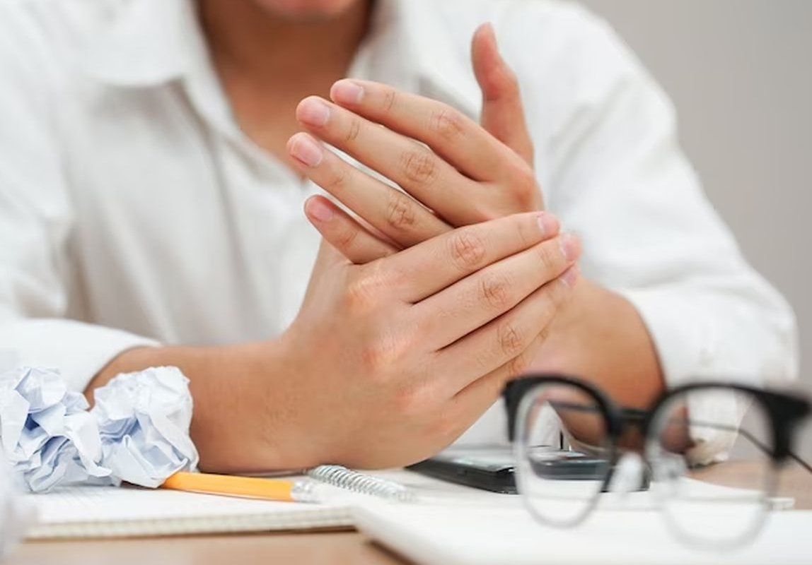 Кардиолог Черепнина назвала опасные патологии, вызывающие онемение пальцев