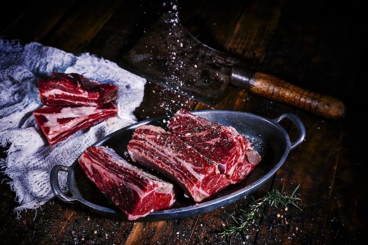 Пристрастие к мясу грозит повышением давления и холестерина – врач