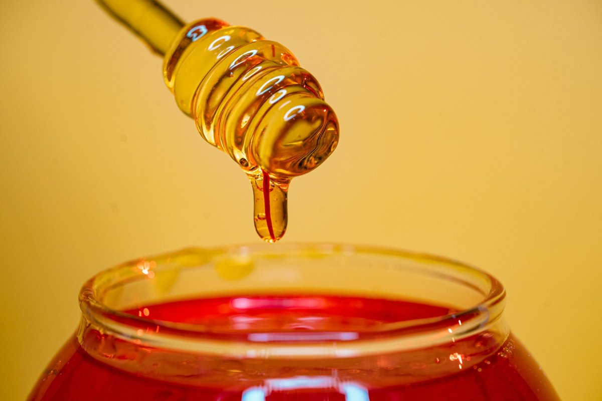 Терапевт Андреева объяснила почему больным подагрой нельзя есть мед