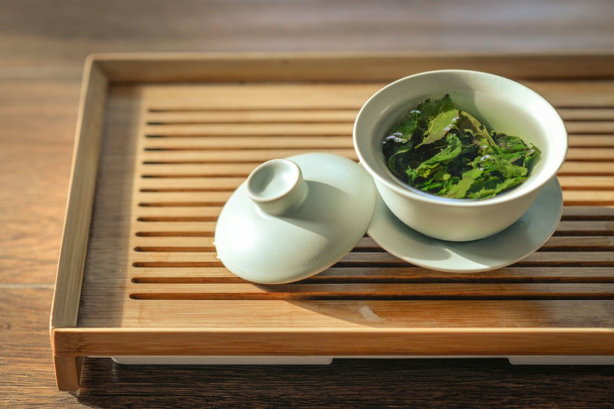 Диетолог Пономарева: зеленый чай уменьшает жир на животе