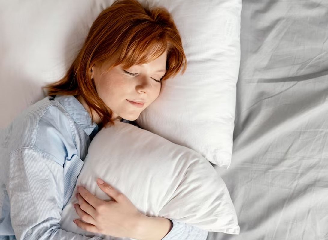 Сон на левом боку полезен для здоровья по нескольким причинам