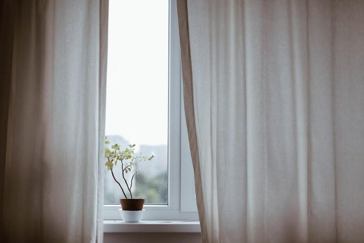 Терапевт Рябков рассказал, чем бывают полезны и вредны шторы в спальне