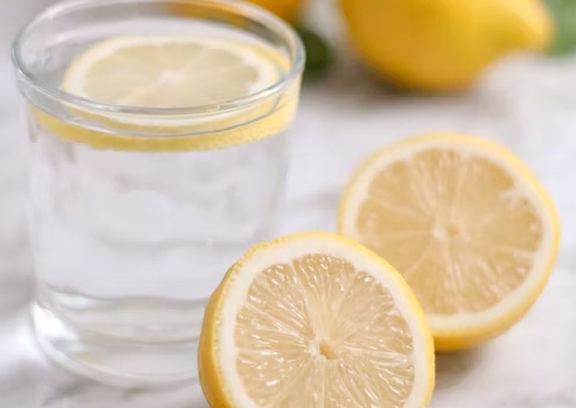 Профессор Кутушов: питье воды с лимоном улучшает защиту от рака