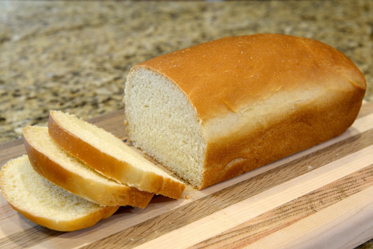 Один ломтик белого хлеба может содержать больше соли, чем картофель фри