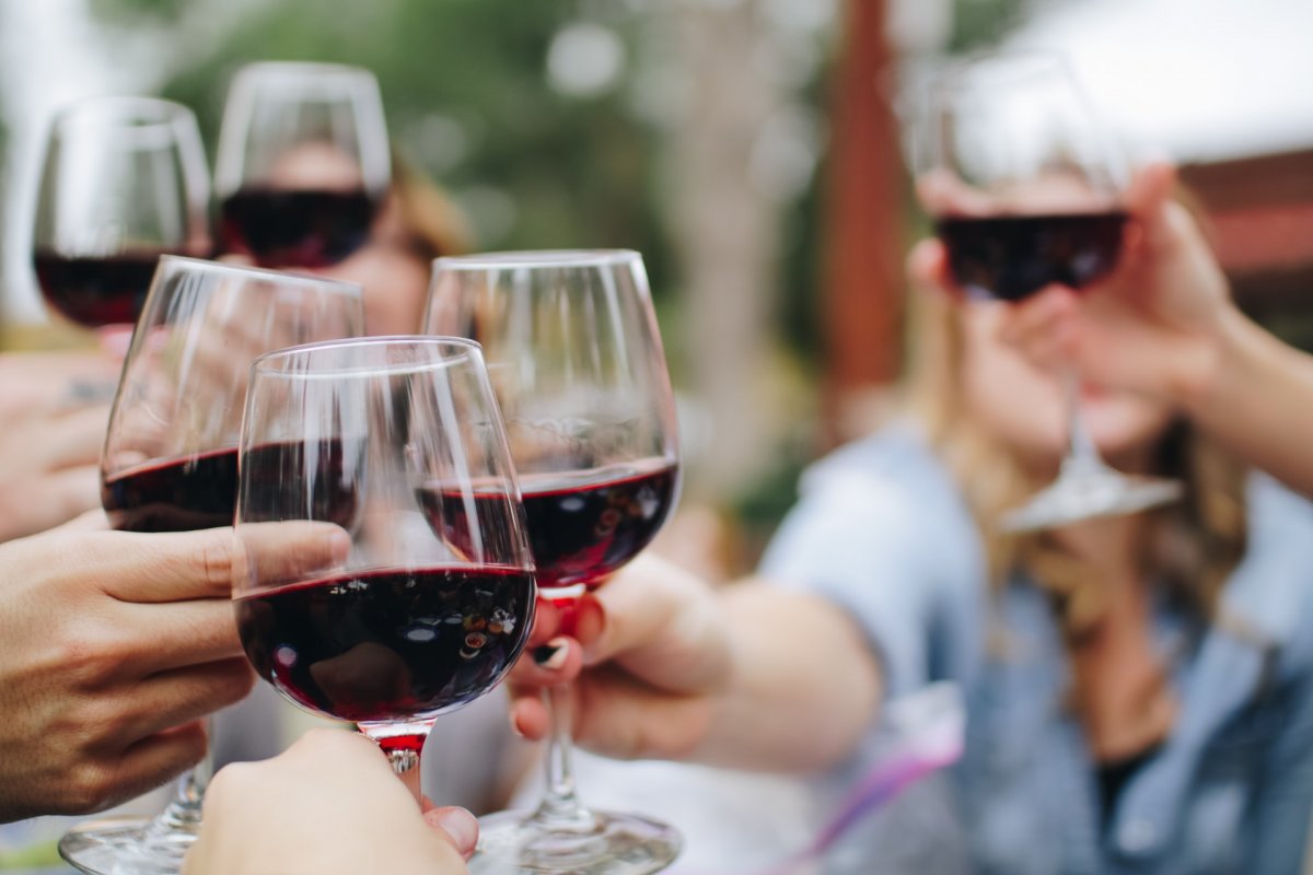 Ежедневный бокал вина не повышает риск преждевременной смерти - терапевт Андреева