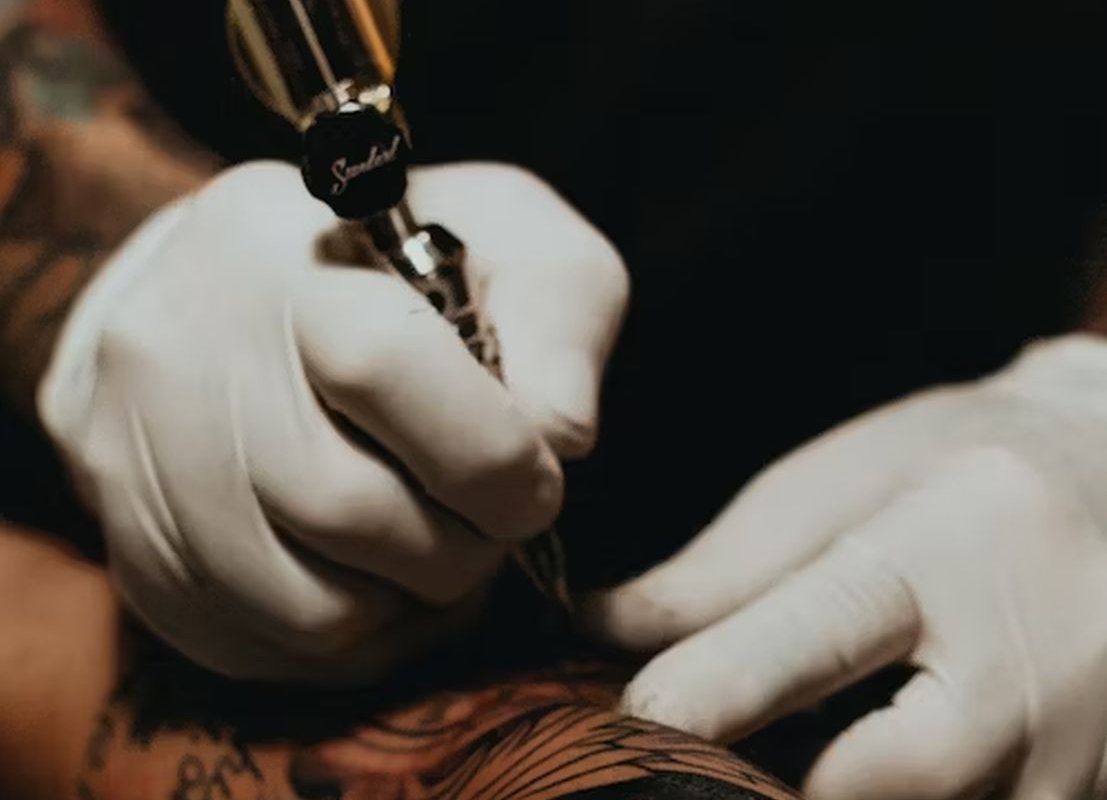 Врач Александр Мясников объяснил связь татуировок и рака