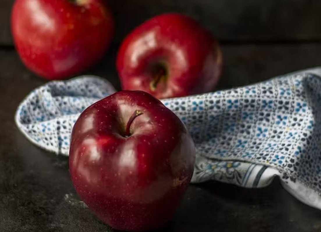 Употребление яблок после 40 лет защищает от развития возрастной слабости