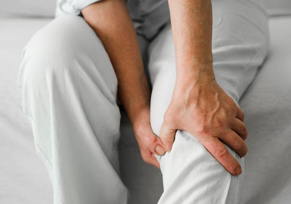 Сильная боль в ноге: невролог Ерохин назвал возможные причины