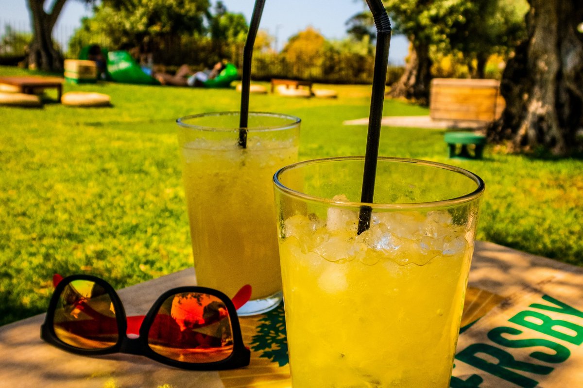 Употребление алкоголя в жаркую погоду «чрезвычайно опасно» — врач назвал 4 риска