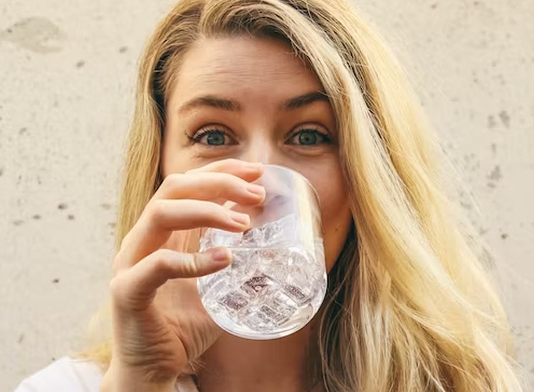 женщина пьет воду