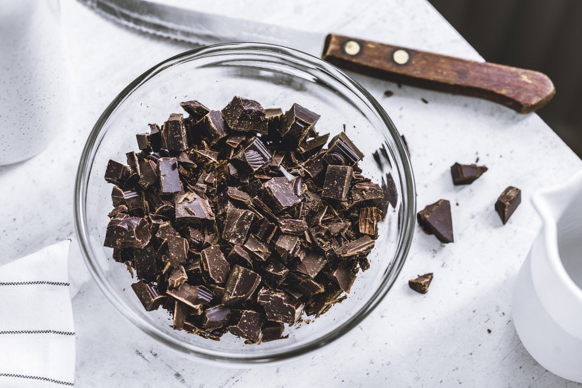 Употребление темного шоколада защищает мозг от инсульта - врач Алехина