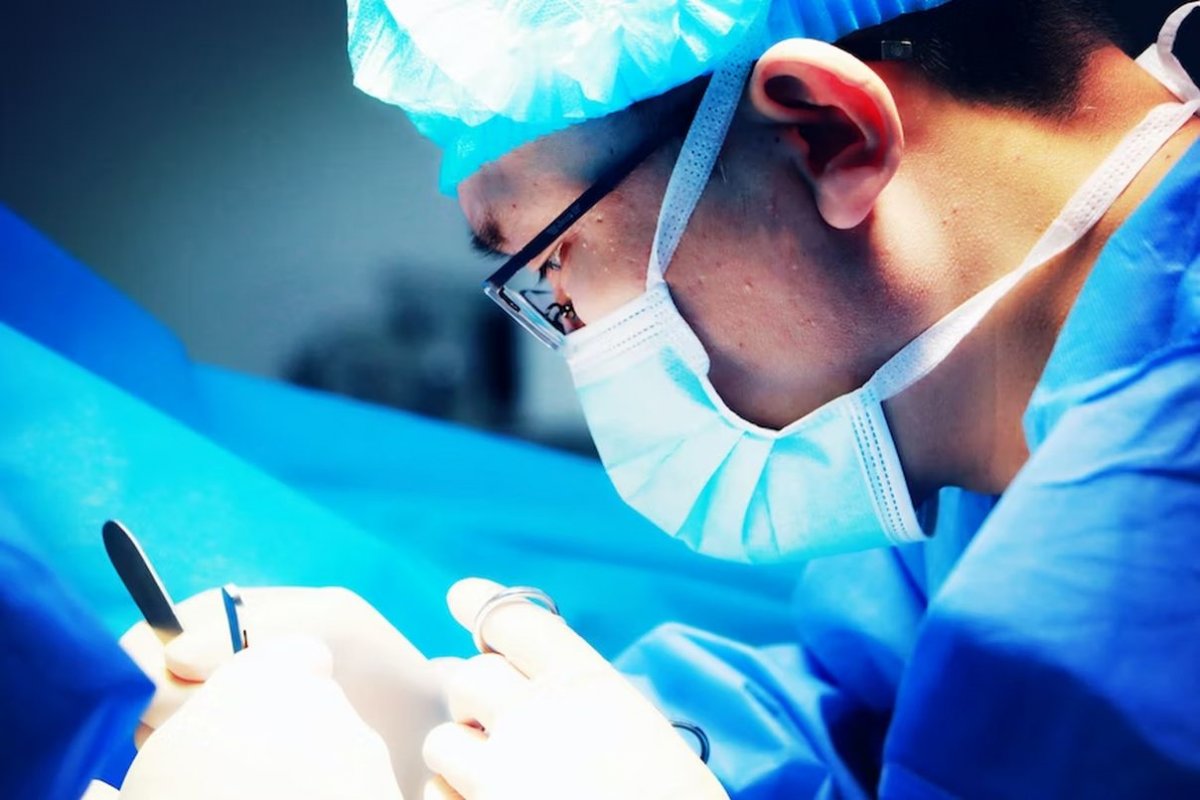 хирург во время операции
