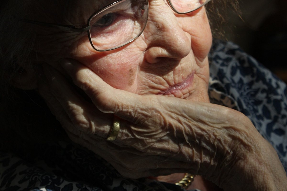 Родственники часто не замечают признаки деменции — врач Алехина рассказала, на что обращать внимание