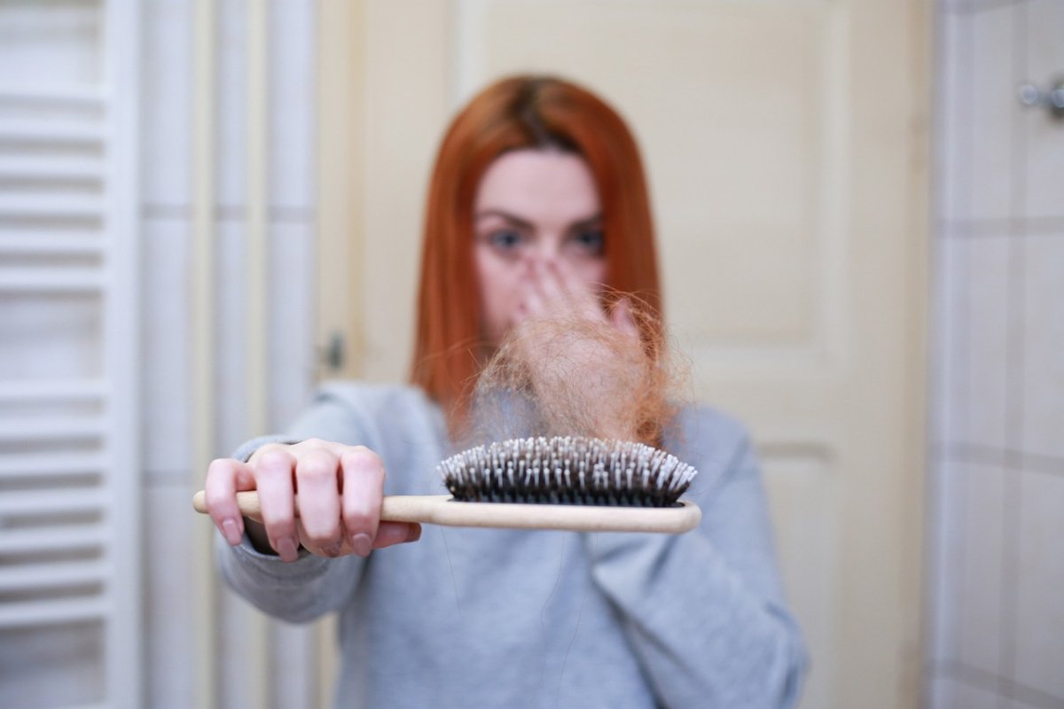 Трихолог Спиридонов назвал 5 причин почему у вас выпадают волосы