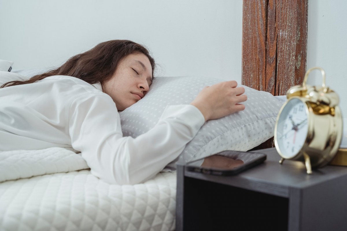 Врач Захарова рассказывает о лучшей позе для сна — уменьшает боль