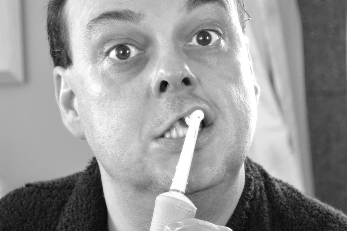 Врач Захарова назвала 4 признака, что вы неправильно чистите зубы