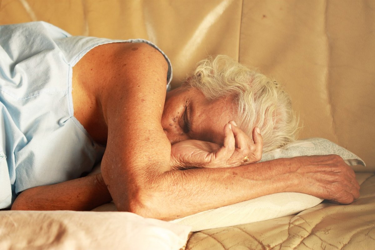 Врач Алехина назвала симптомы деменции, которые появляются во время сна