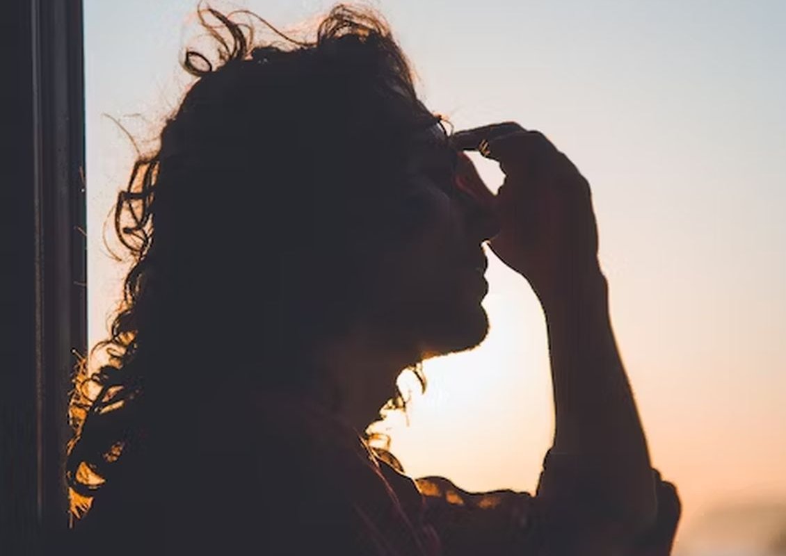 женщина держится за голову