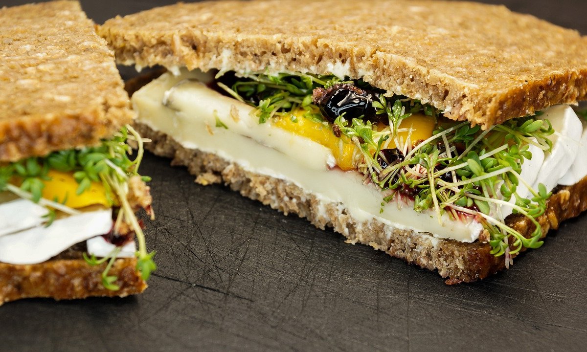 Врач Гуреева назвала продукты, которые "растапливают" жир на животе