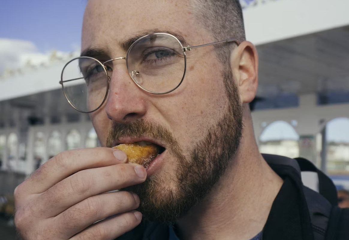 мужчина ест