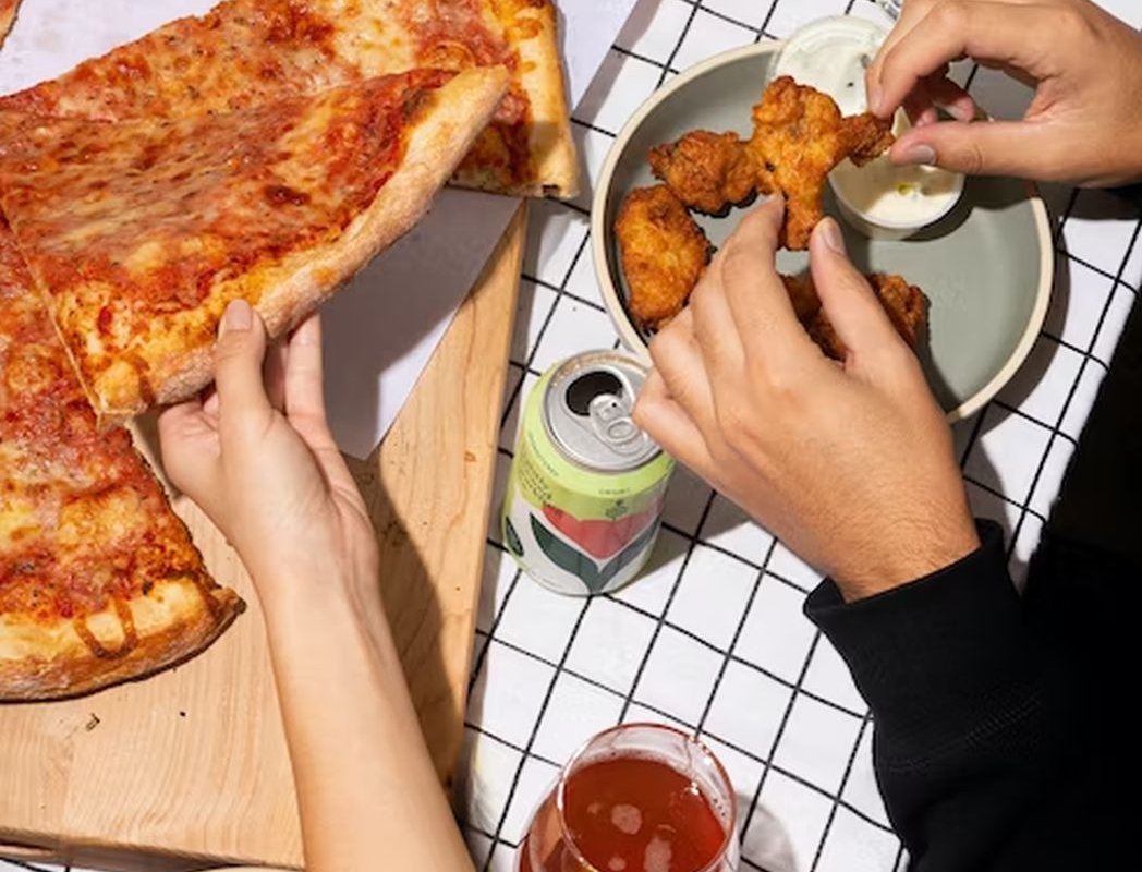 руки людей во время еды