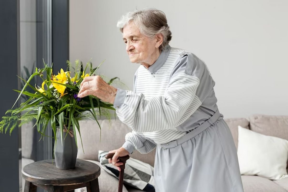 пожилая женщина и цветы