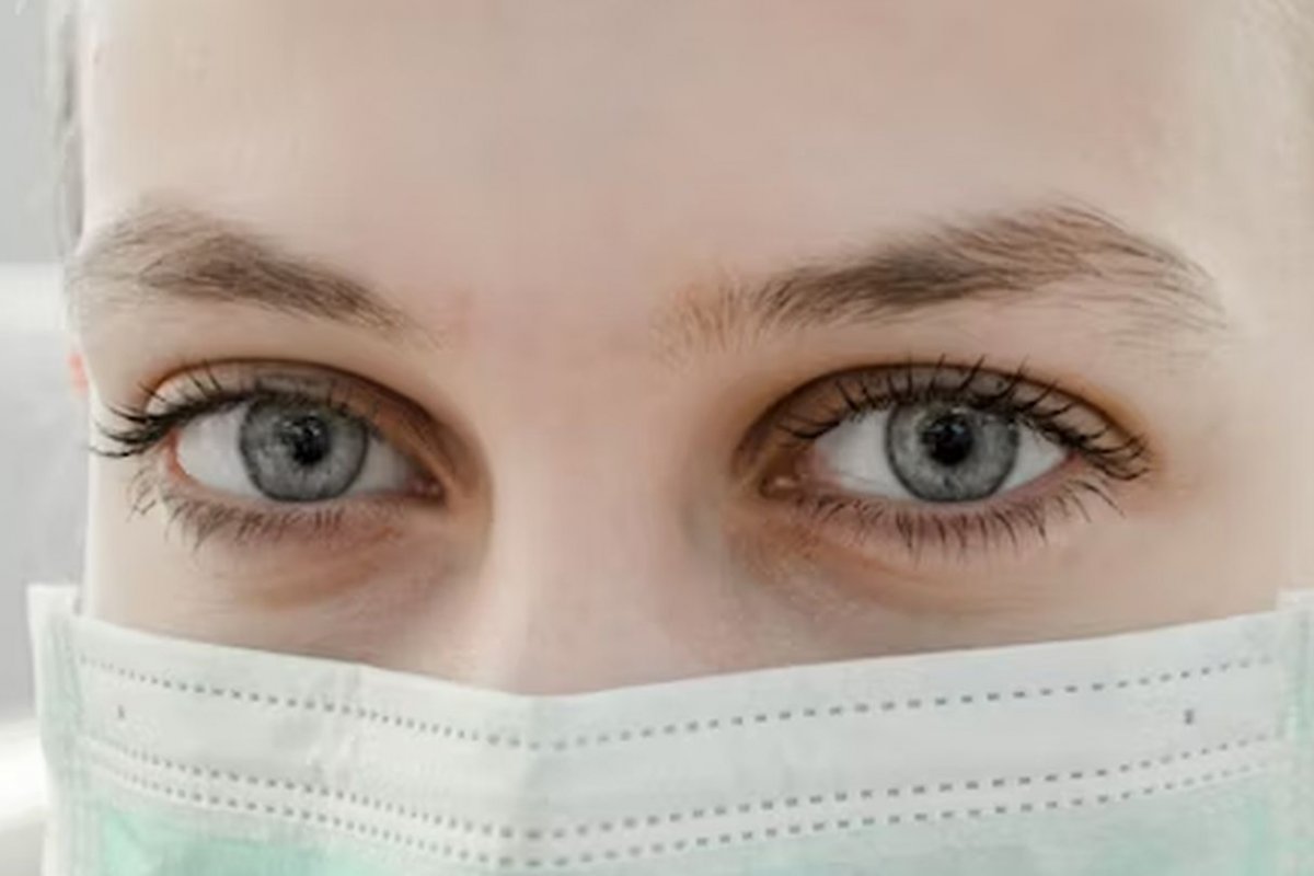 девушка в маске