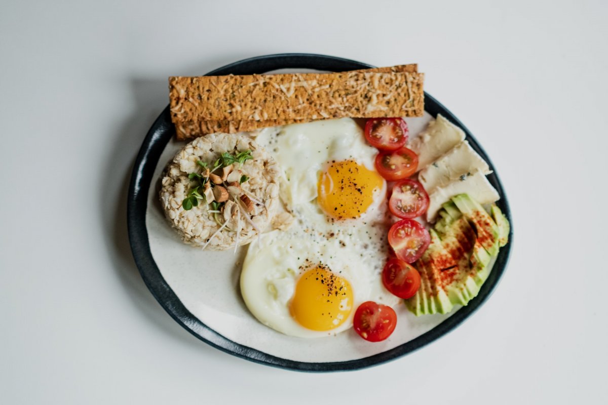 Тосты, смузи, яичница: какой завтрак действительно полезен, а какой нет